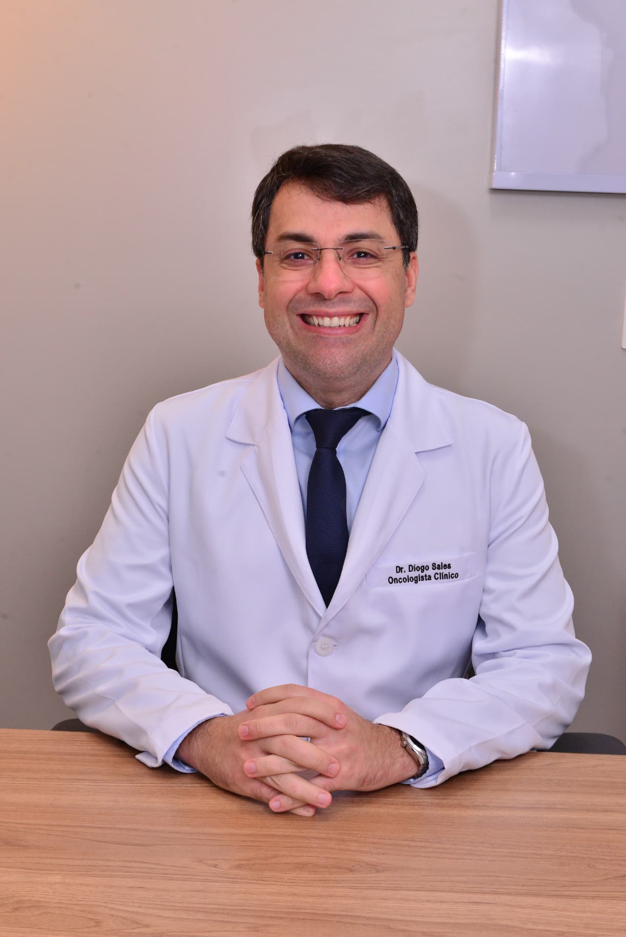 Dr. Diogo Sales de jaleco em seu consultório em Recife